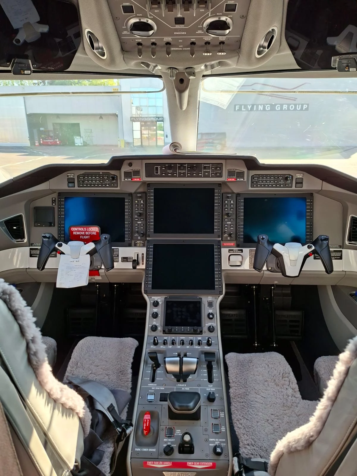 Flyinggroup Pilatus pc24 interior cockpit