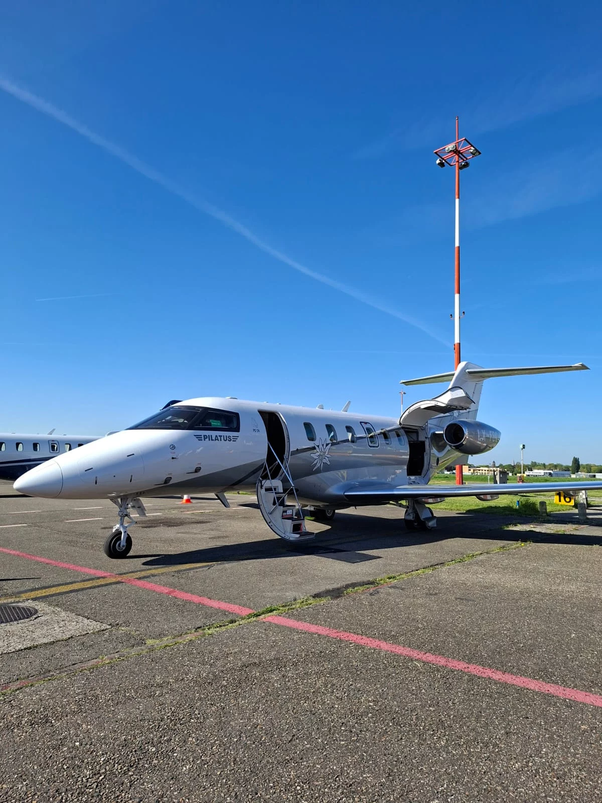 Flyinggroup Pilatus pc24 exterior