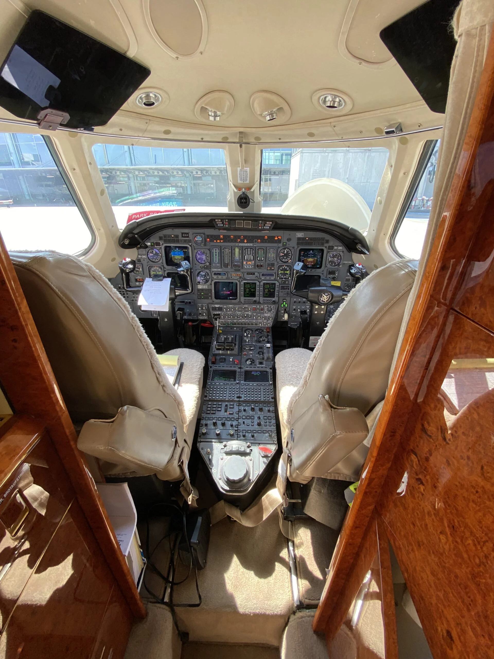 Private Jet Cessna Citation VII by Flyinggroup/Hyperion cockpit